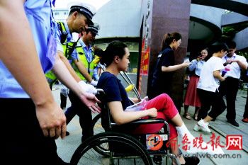 护送两个拄拐考生,护送轮椅考生