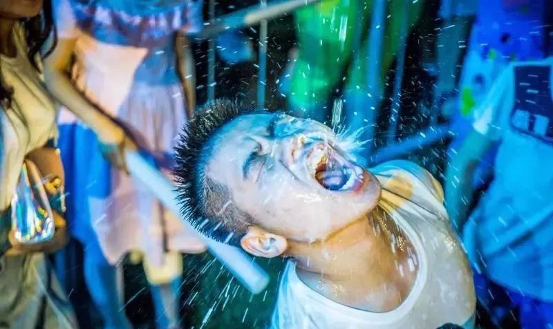 电击你的小心脏~电音泳池派对，拉开交广狂欢泼水节序幕