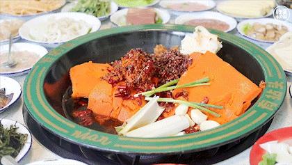 竹架子火锅，有5层高，一筐一筐吃