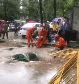 每天3分钟尽览天下事（河南3岁女童不慎掉入下水道被水冲走/郑州“小升初”民办初中和跨区今天开始报名）