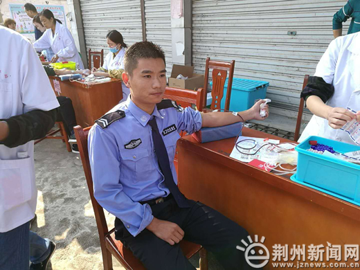 辅警开警车被撞,监利辅警