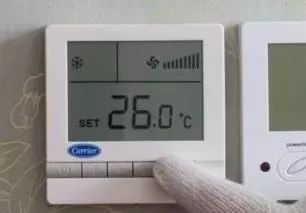 两个人开空调用电一千多度正常吗,一台空调吹两间房间用电一样吗