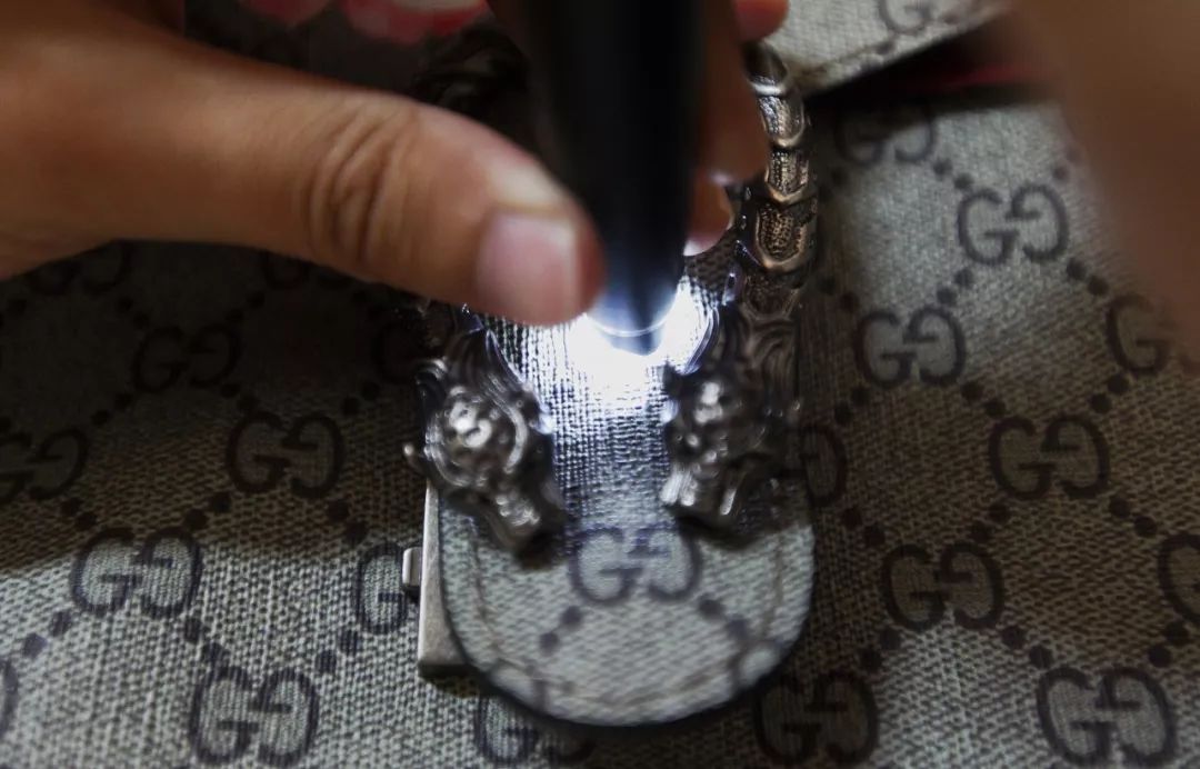 揭露奢侈品海外代购造假,奢侈品专柜代购真假鉴定