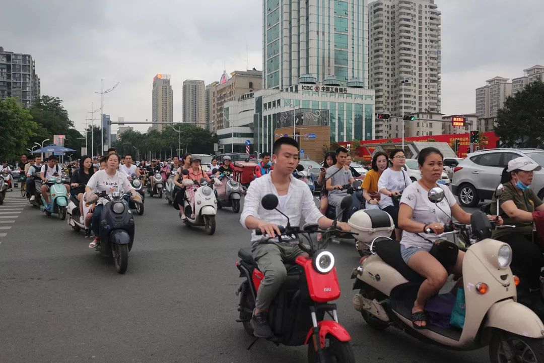 跑腿小哥三年102万,跑腿小哥日常生活