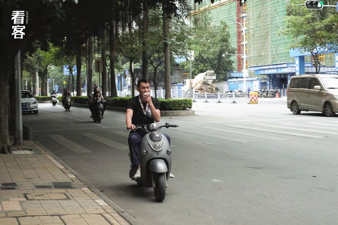 跑腿小哥三年102万,跑腿小哥日常生活