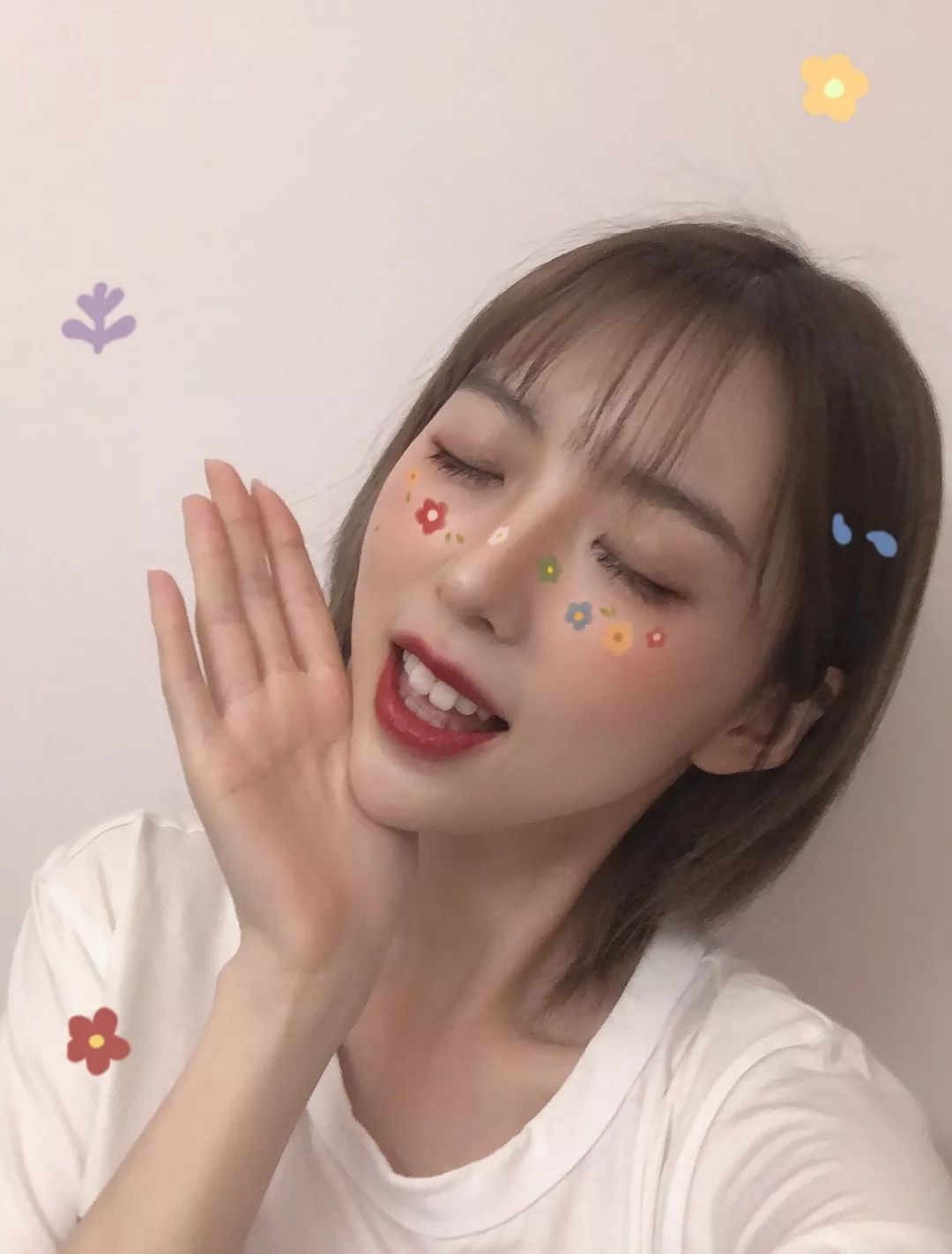 为什么我女朋友的照片头上都是蝴蝶？