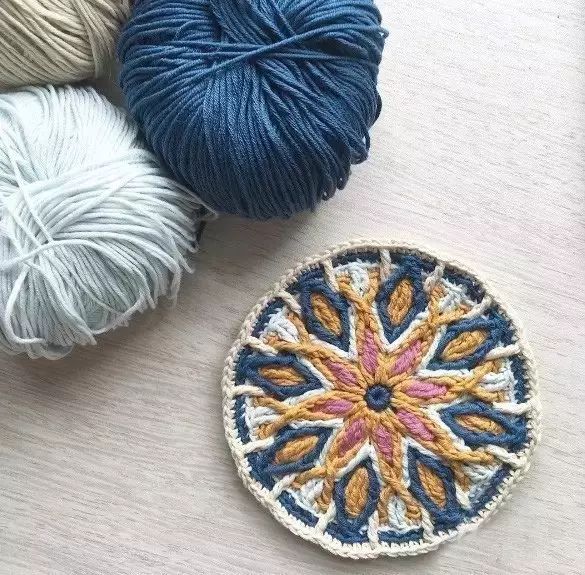 她用牙签搭了个十字，缠上几根毛线，竟也能够美成这样