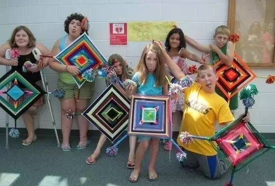 她用牙签搭了个十字，缠上几根毛线，竟也能够美成这样