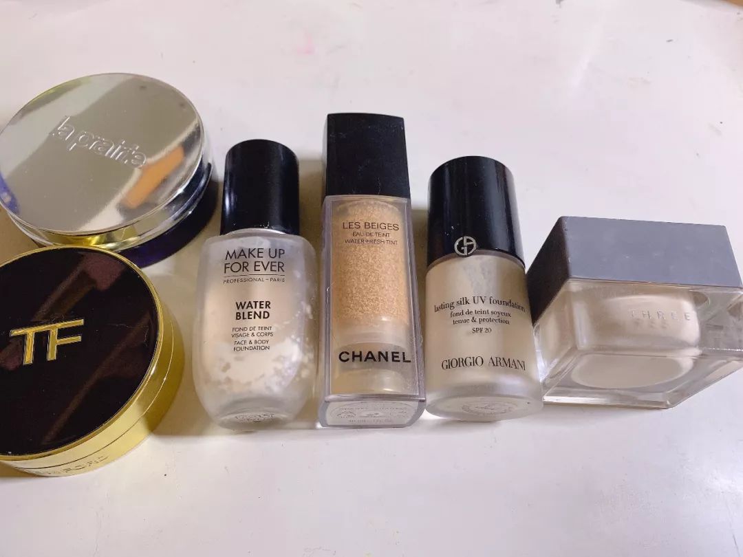 自拍照曝光秘密婚事，精明小心思被眼尖网友抓包