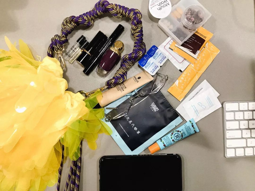 自拍照曝光秘密婚事，精明小心思被眼尖网友抓包