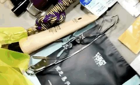 自拍照曝光秘密婚事，精明小心思被眼尖网友抓包