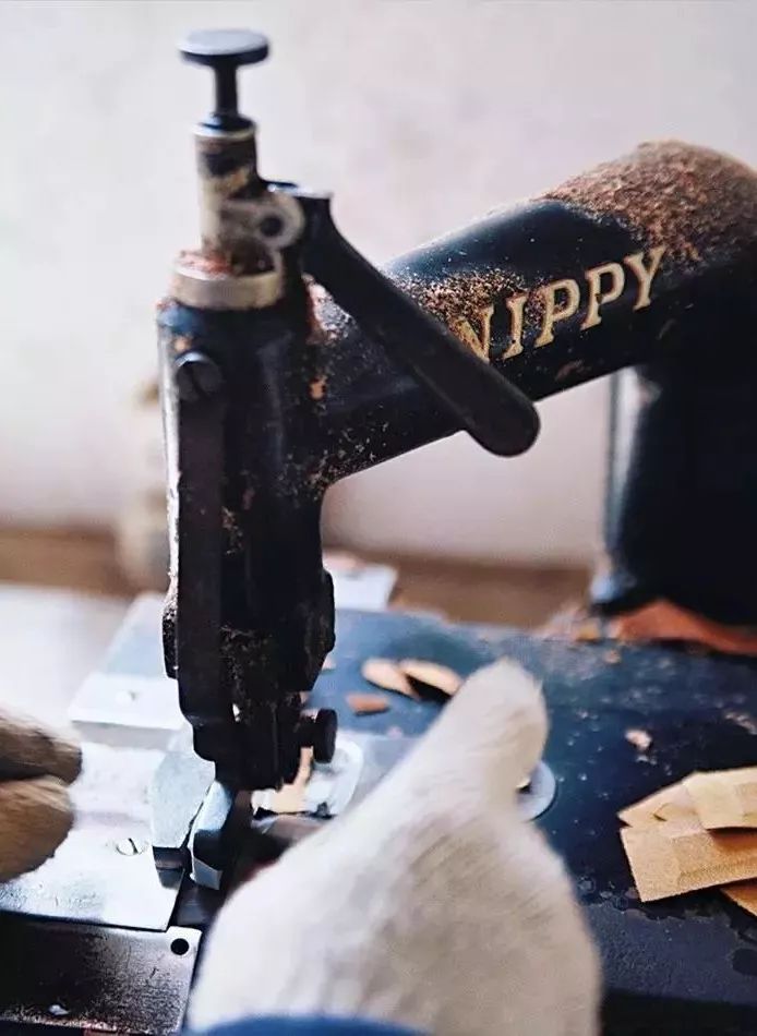 透支信用卡的女孩子,透支买奢侈品的女人