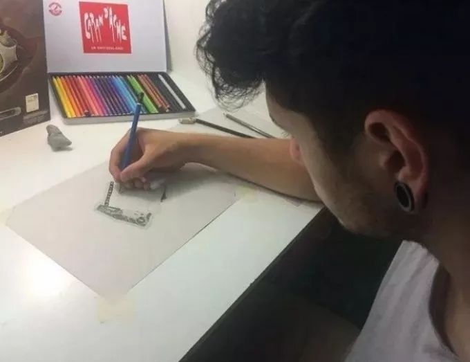 画纸用光了？多去几趟超市就有了。他把购物小票秒变成世界名画