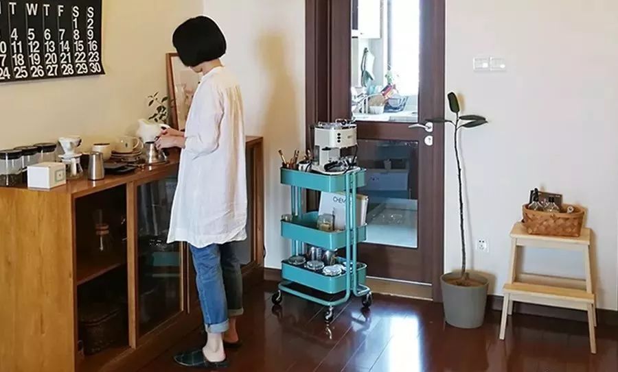 断舍离女人插画,断舍离收纳达人整理房间视频日本