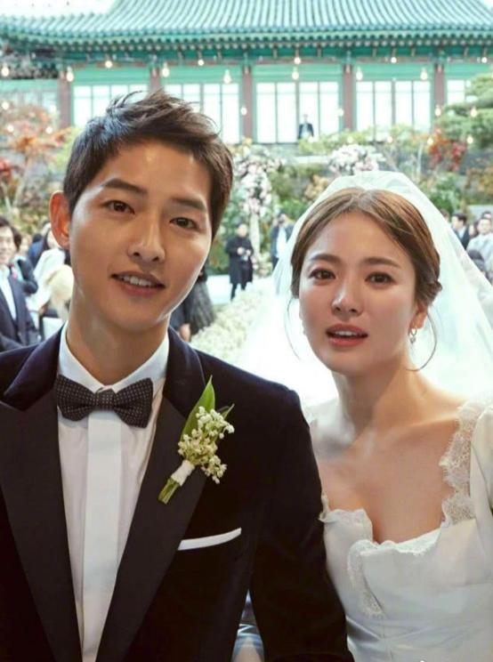 宋慧乔离婚后出席活动只化烟熏妆,38岁宋慧乔晒照紫绒裙曼妙