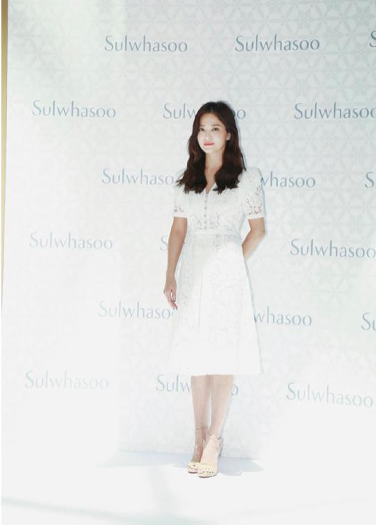宋慧乔离婚后出席活动只化烟熏妆,38岁宋慧乔晒照紫绒裙曼妙
