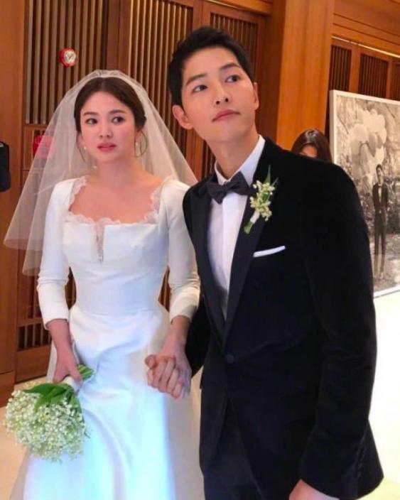 宋慧乔离婚后出席活动只化烟熏妆,38岁宋慧乔晒照紫绒裙曼妙