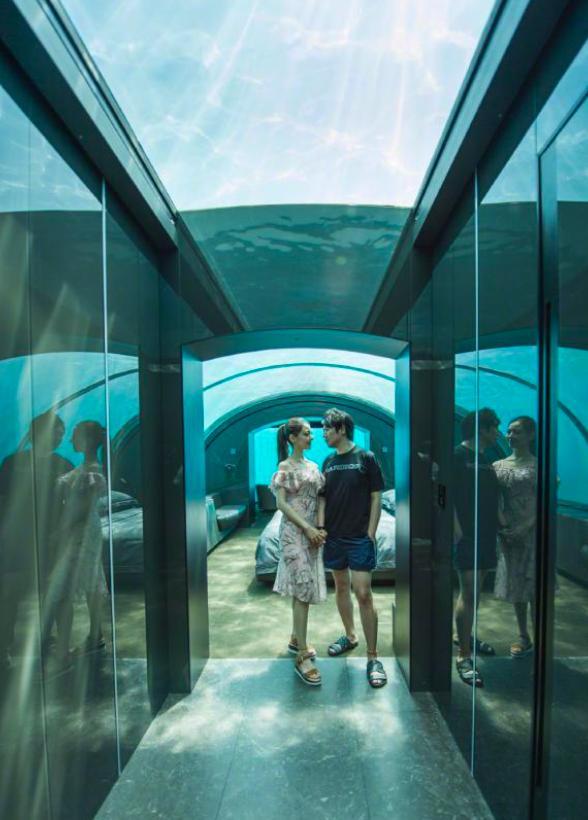 郎朗携娇妻合体现身活动大秀恩爱,郎朗吉娜秀蜂腰曲线