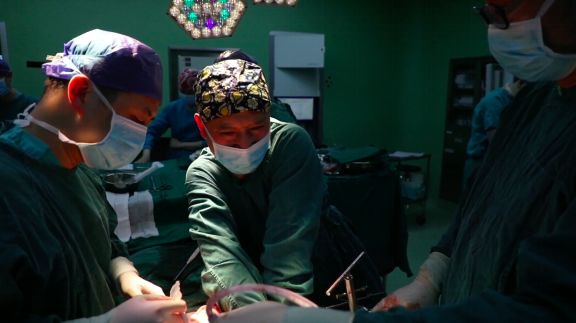 生命缘26岁姑娘长肿瘤,生命缘18岁女孩身患绝症