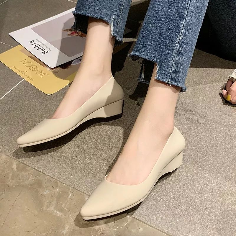 别再说雨鞋捂脚又显丑！有了它，增高显腿长！我天天盼着下雨