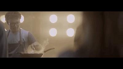 为了卖泡面这家公司拉着全体员工在电视机前鞠躬，结果卖得更好了