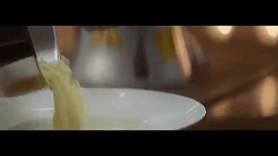 为了卖泡面这家公司拉着全体员工在电视机前鞠躬，结果卖得更好了