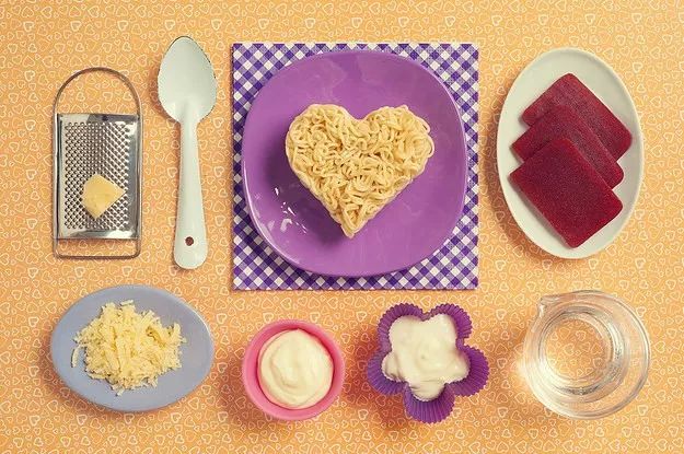 为了卖泡面这家公司拉着全体员工在电视机前鞠躬，结果卖得更好了