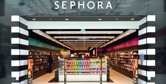 想知道2030年最值钱的购物中心什么样？全球商业地产老大URW搞了家AI服装店.....