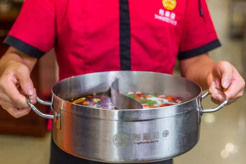 1元/只海白虾，2.8元/只鲍鱼，3.8元/只碳烤生蚝！啤酒喝一瓶还送一瓶！这家人气平价海鲜火锅老店让你嗨翻整个今夏