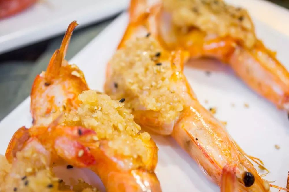 1元/只海白虾，2.8元/只鲍鱼，3.8元/只碳烤生蚝！啤酒喝一瓶还送一瓶！这家人气平价海鲜火锅老店让你嗨翻整个今夏