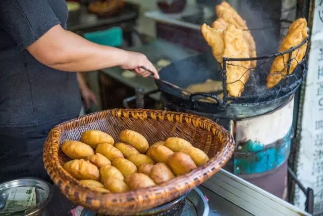 武汉：一碗热干面杀百鬼，一锅豆皮烫神仙