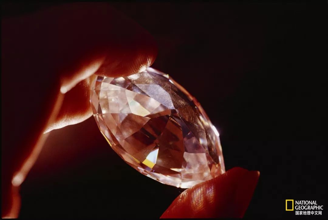 钻石有荧光不值钱 (钻石本来不值钱)