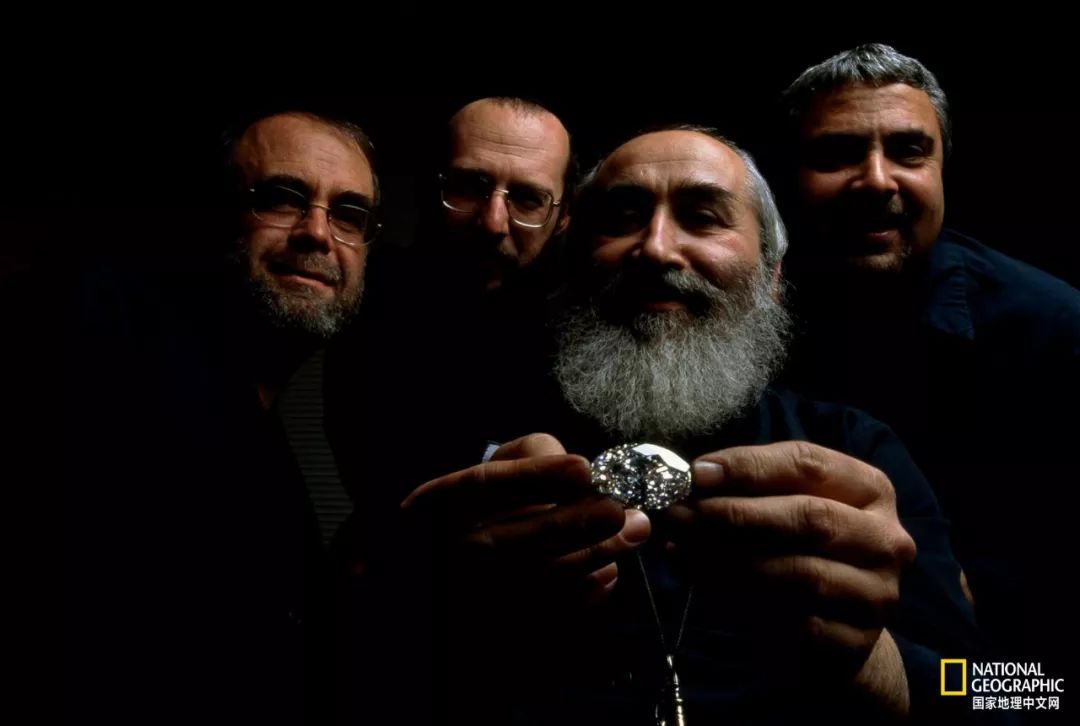 钻石有荧光不值钱 (钻石本来不值钱)