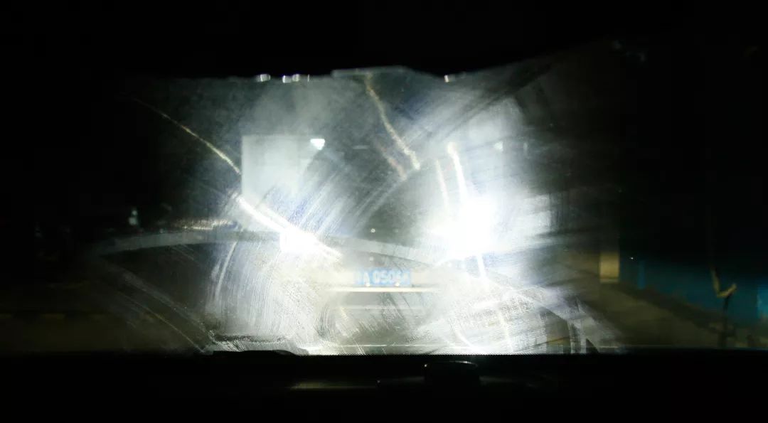 雨天汽车前挡玻璃内模糊怎么清理,前挡玻璃擦不到怎么办