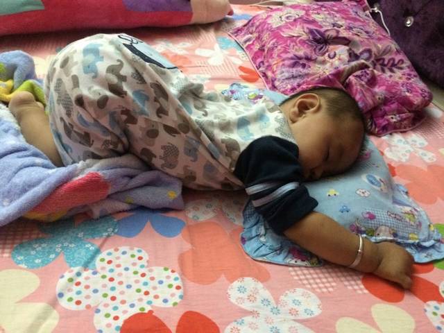 一岁多宝宝跪着睡觉是什么原因,孩子睡觉姿势是跪着睡怎么回事