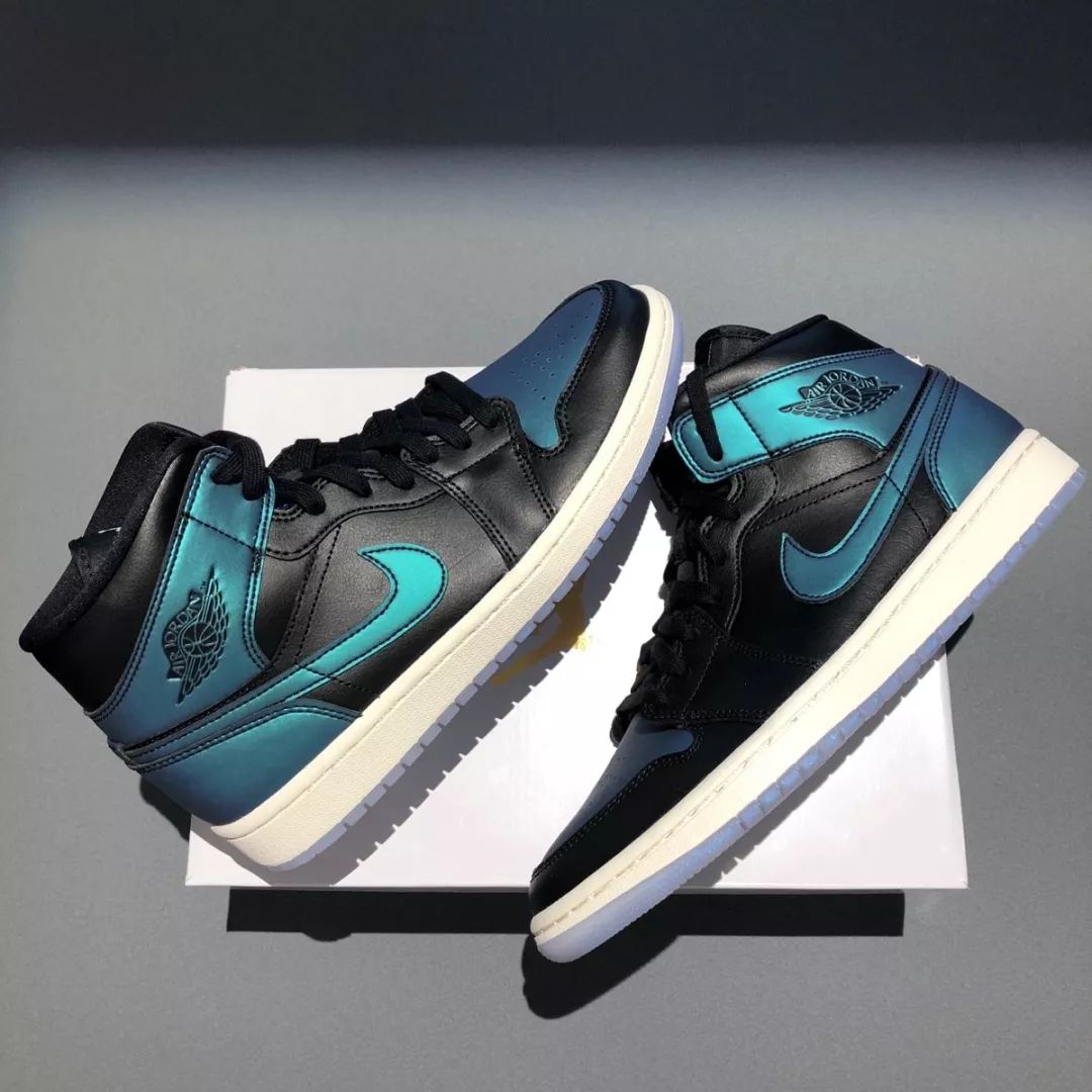 aj1retrosatinroyal丝绸,aj1黑黄脚趾男女同款和女款区别