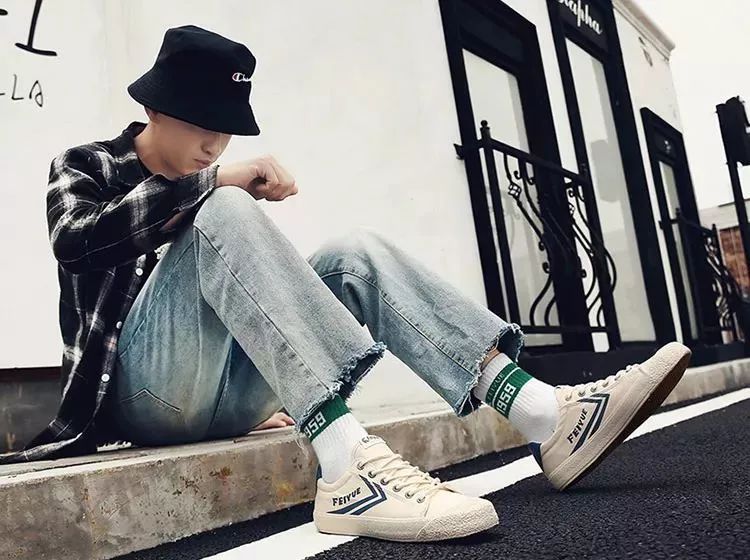 中国60年前造了双小白鞋，法国人一夜“偷走”赚翻了！今天它潮回来了