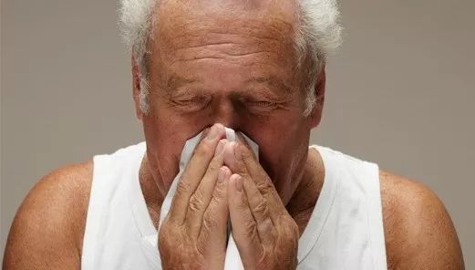 老人反复鼻出血鼻子肿,70岁老人突发鼻出血