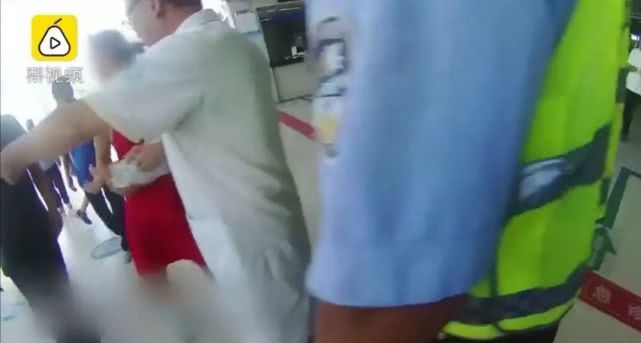 心疼！菏泽一月嫂抱仅40天男婴做饭时锅中鸡蛋突然爆开，孩子腿和肚皮烫出了泡...