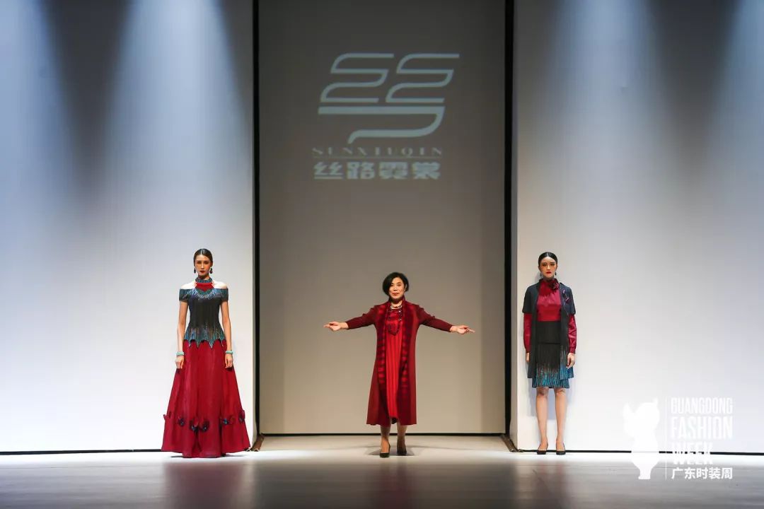 广东时装周丨“2019艾德莱斯出天山”绽放于致敬梦想的舞台