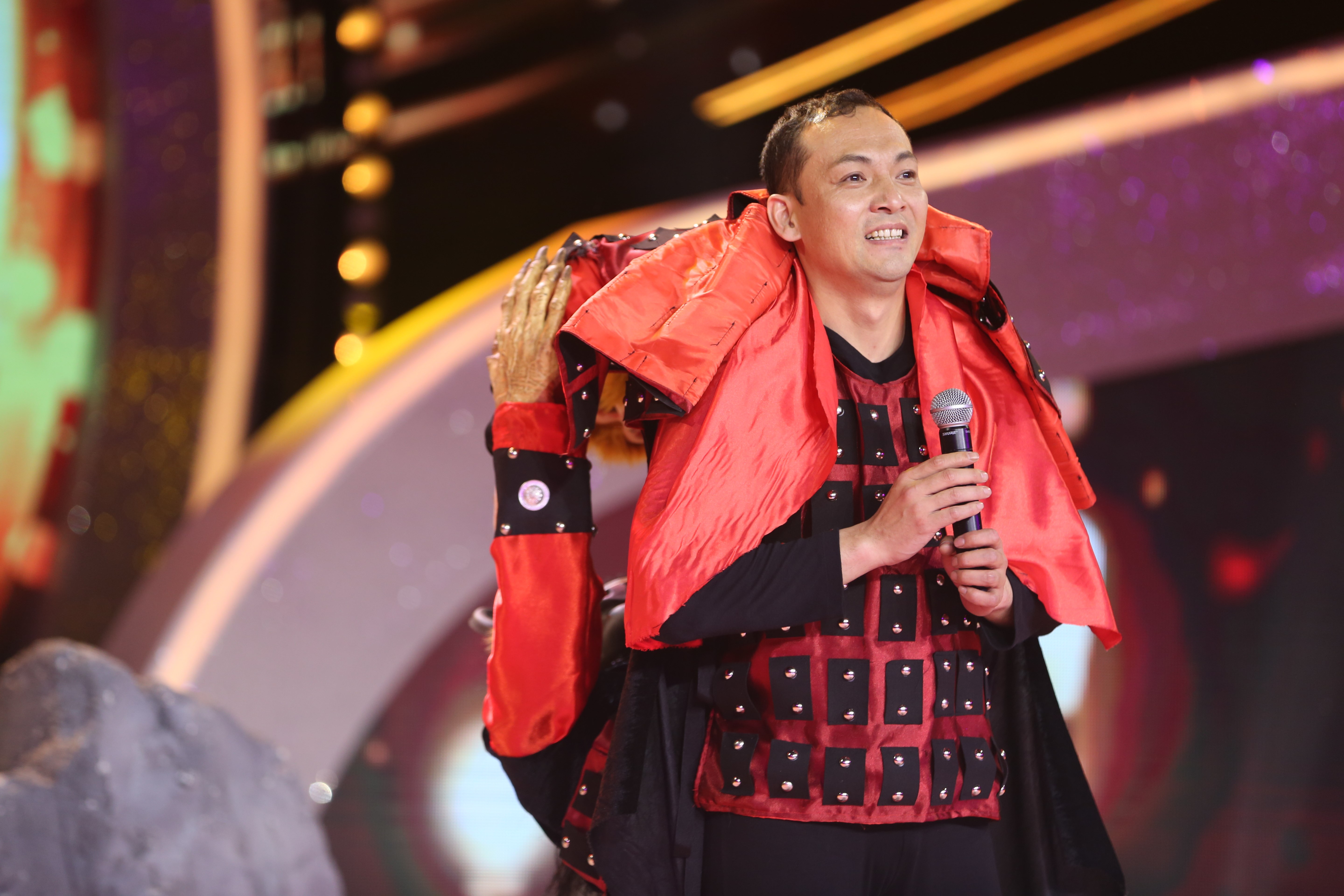 一人分饰多角”腹语相声演绎相亲大会铁岭艺术团重返笑傲舞台