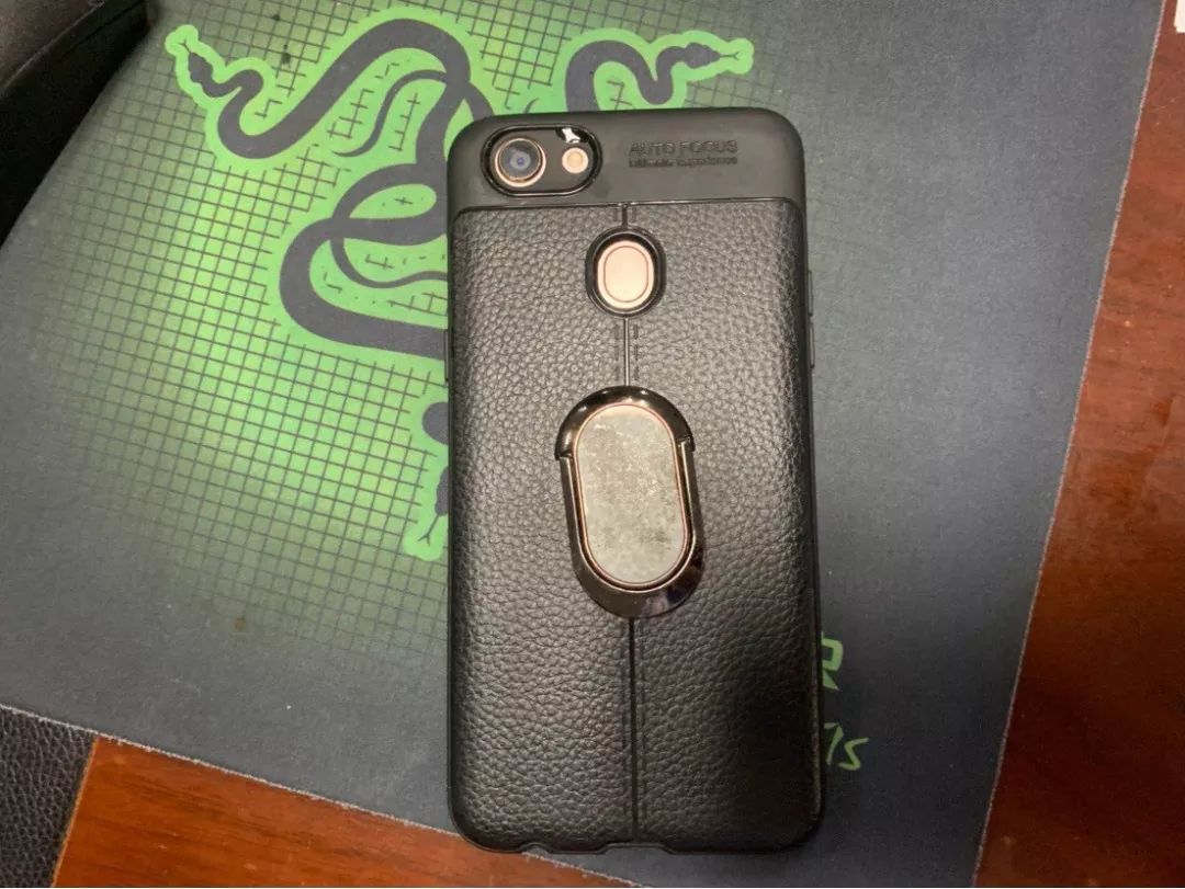 “叮咚”！凌晨3点床底传来手机声，杭州姑娘一看，有双男人的眼睛…