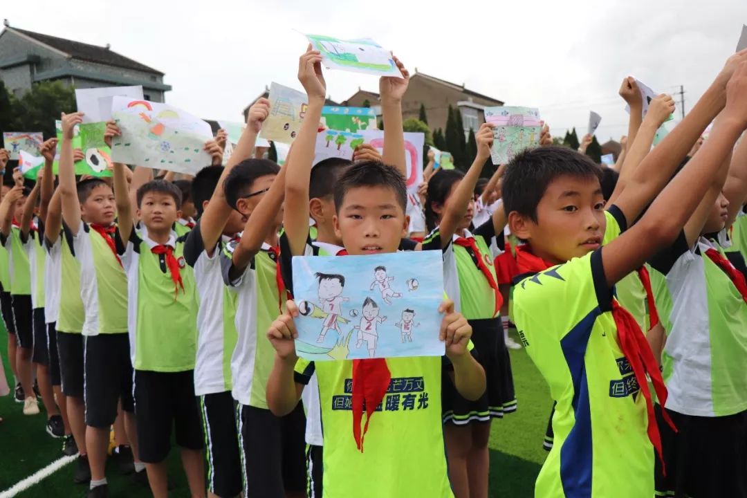海岛小学的开学第一天，收到的礼物是一座足球场！