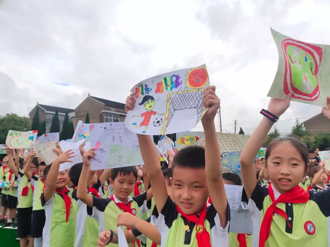 海岛小学的开学第一天，收到的礼物是一座足球场！