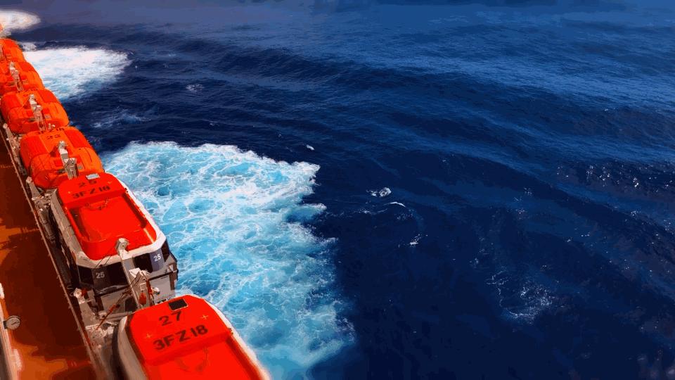 镶嵌47400颗水晶的楼梯花2千万登上这艘船的20万人都来打卡拍照