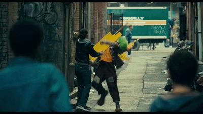 它因为尺度太大，被美国人*制抵**上映……