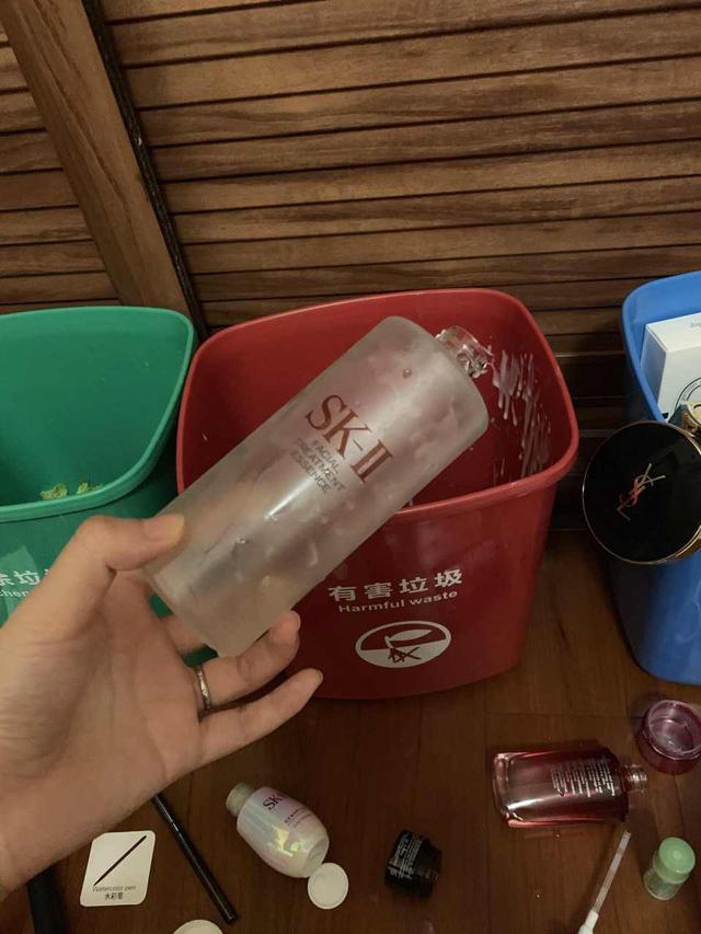 崩溃！男童将妈妈化妆品垃圾分类：限量版口红被掰断