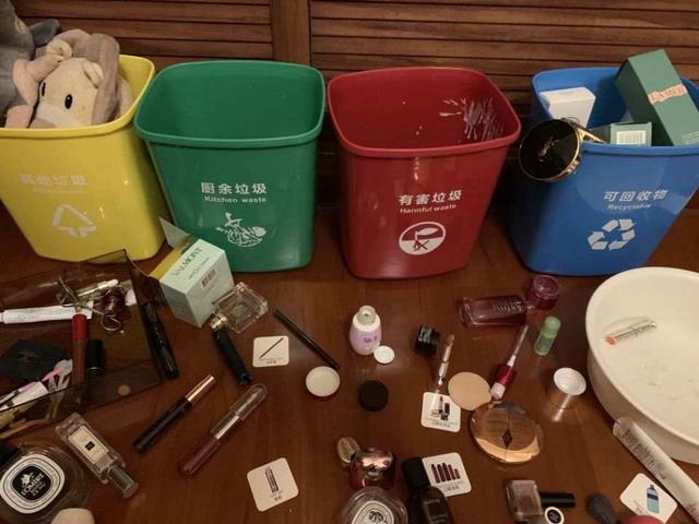 崩溃！男童将妈妈化妆品垃圾分类：限量版口红被掰断