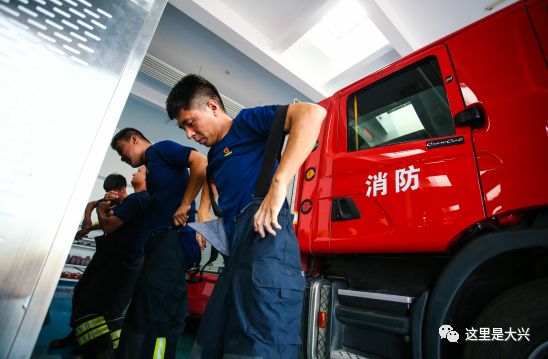 大兴机场帅气值机小哥哥,北京机场小哥哥