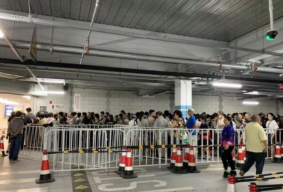 Costco又挤爆了！茅台1499元！退会员卡的傻眼了...